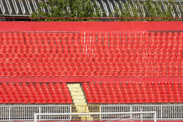 Stadyumda kırmızı koltuk — Stok fotoğraf