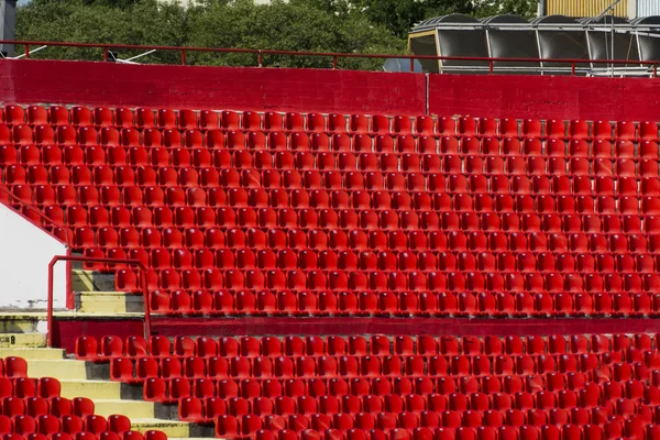 Rote Sitze im Stadion — Stockfoto