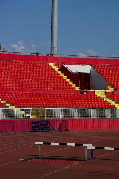 Červené sedačky na stadionu — Stock fotografie