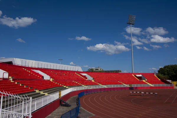 Rote Sitze im Stadion — Stockfoto