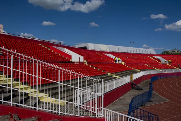 Rote Sitze im Stadion — Stockfoto