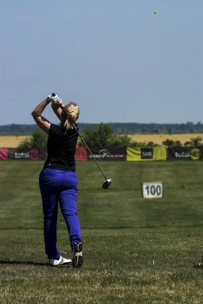 Golfer plays — Stock Photo, Image