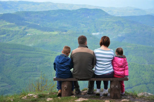 Familie op een berg uitkijk observeren van de natuur — Stockfoto