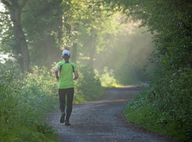 Patika üzerinde Runner