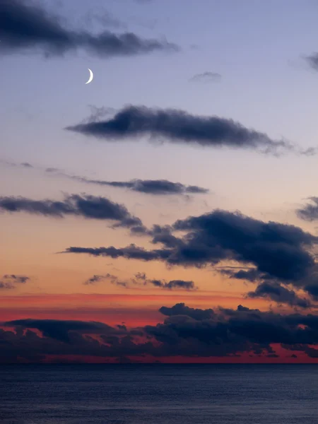 Moon over zee Rechtenvrije Stockafbeeldingen