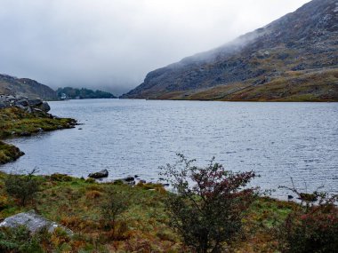 Llyn Ogwen, Snowdonia, Galler 'de, Sonbahar boyunca sisli havada.
