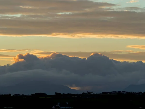 Zware Wolken Boven Snowdonia Mountains Bij Zonsopgang Vanaf Het Eiland — Stockfoto