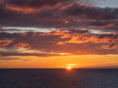 Sussex tepesinden Günbatımı ve Bulutlar Manş Denizi Üzerinde.