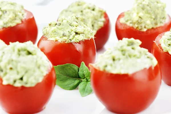Pesto och avokado fyllda tomater — Stockfoto