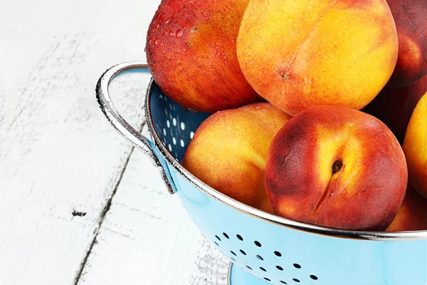 Вкусные персики — стоковое фото