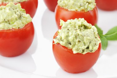 pesto ve avokado dolması domates 2