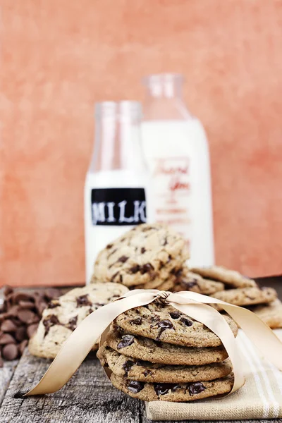 Csokoládé Chip Cookie-k és a tejszín — Stock Fotó