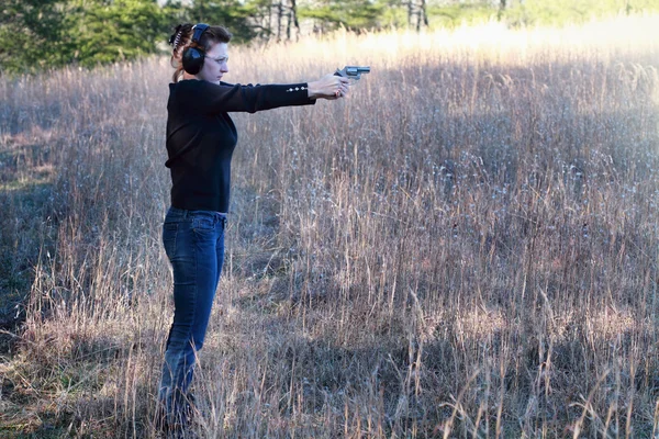 Woman Shooting a Firearm — Stock Photo, Image