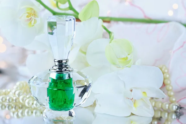 Parfüm und Perlen — Stockfoto