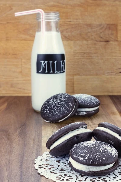 Whoopie Pies or Moon Pies and Milk — Stock Photo, Image