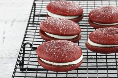 Kırmızı kadife whoopie börek 2