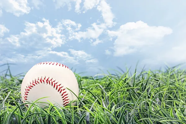 Baseball i gräs — Stockfoto