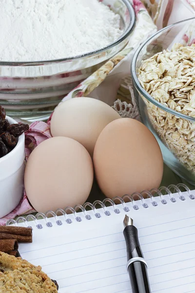 Receptenboek en ingrediënten voor het bakken — Stockfoto