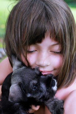 küçük kız ve onun küçük schnauzer