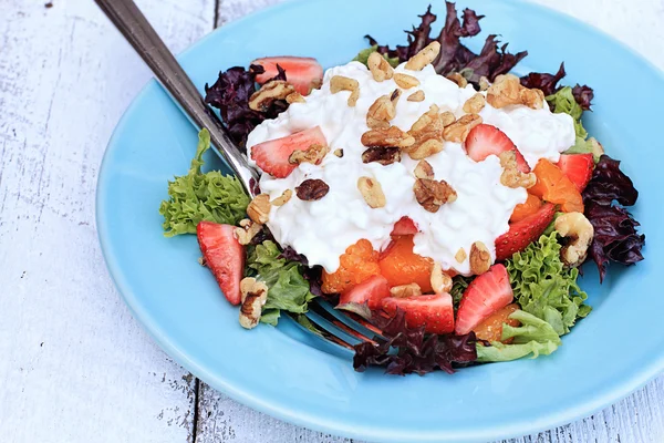 Jordgubb, valnöt och keso sallad — Stockfoto