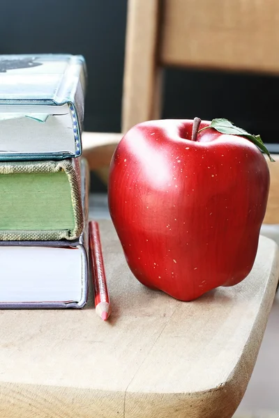 Jabłko na biurko — Zdjęcie stockowe