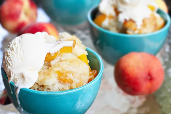 Cobbler pêssego e sorvete de baunilha — Fotografia de Stock