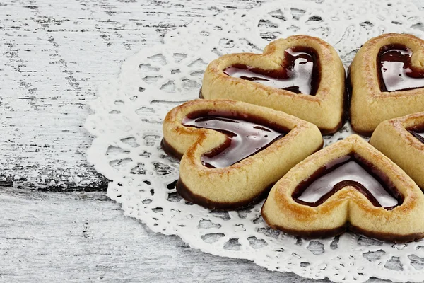 Kurabiye kurabiye dantel üzerinde kalp şeklinde — Stok fotoğraf
