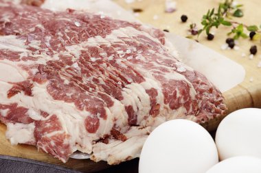 pişmemiş domuz pastırması