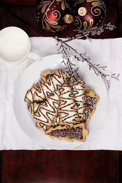 Weihnachtsbaum-Plätzchen und Milch — Stockfoto