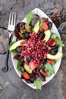 Nar, blackberrry ve Avokado salatası