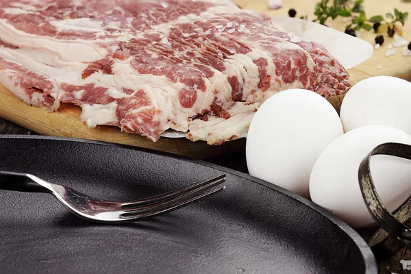 Сковородка со свежими яйцами и беконом — стоковое фото