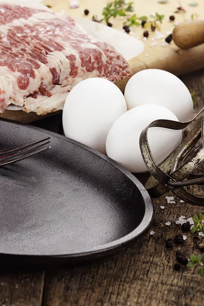 Пан со свежими яйцами и беконом — стоковое фото