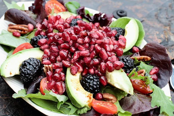 Taze nar ve Avokado salatası — Stok fotoğraf