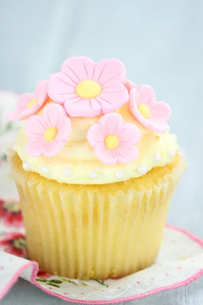 Rosa och gula cupcakes — Stockfoto