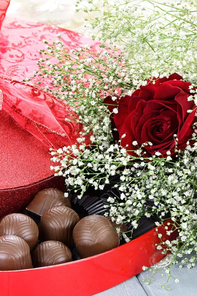 Chocolade en beauitful rozen — Stockfoto