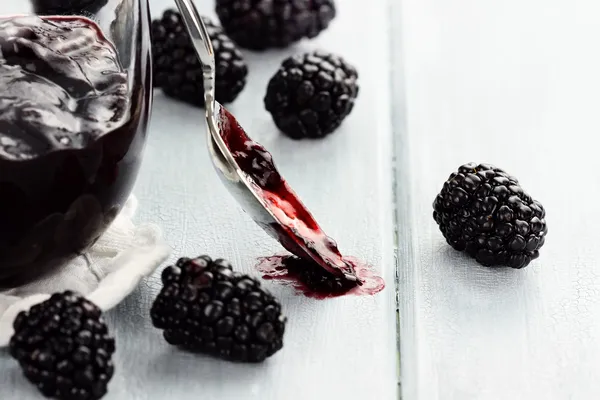 Lepel en blackberry jam — Stockfoto