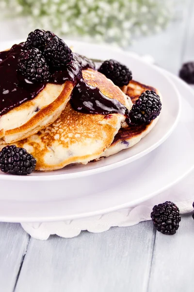 Pannenkoeken en blackberry saus — Stockfoto