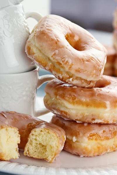 Donuts empilhados e copos — Fotografia de Stock