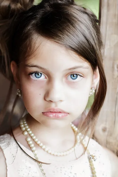 Menina bonita com Updo — Fotografia de Stock