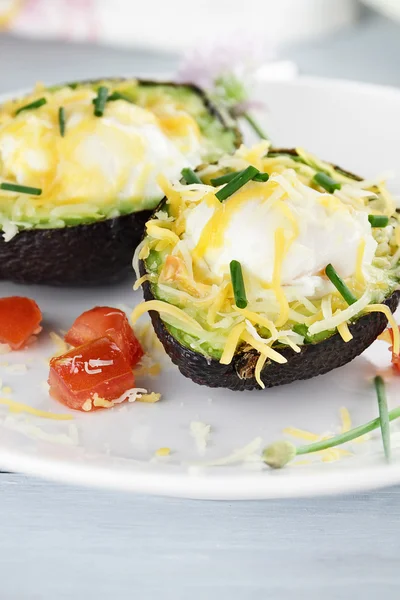 Яйца, запеченные в Авокадо с сыром — стоковое фото