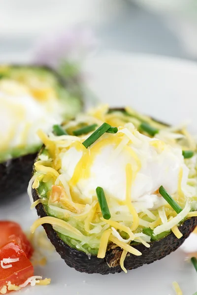 Яйца, приготовленные в авокадо — стоковое фото