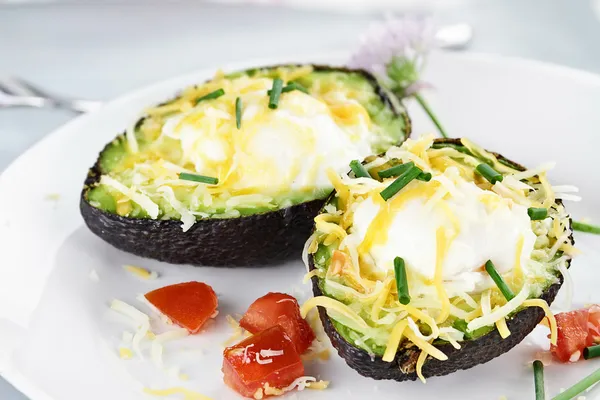 Avocado con uova e formaggio — Stok fotoğraf