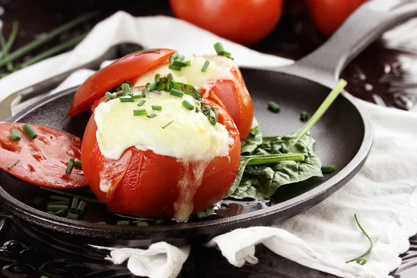 Ägg bakat i tomat — Stockfoto