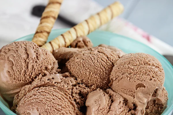 Chocolade-ijs en wafeltjes — Stockfoto