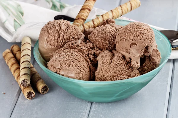 Ciotola di ricco gelato al cioccolato fondente — Foto Stock