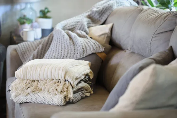 Stapelweise Weiche Strickdecken Stapeln Sich Auf Einer Grauen Couch Wohnzimmer — Stockfoto