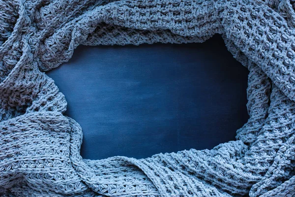 Coperta Tessuto Grigio Stropicciato Incorniciato Uno Sfondo Legno Nero Blu — Foto Stock