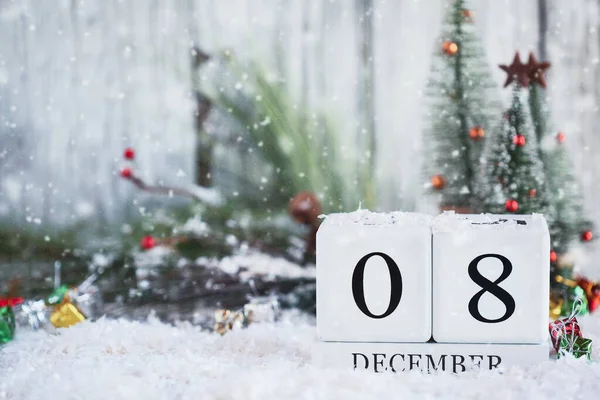Білий Дерев Яний Календар Блоків Датою Грудня Різдвяними Прикрасами Снігом — стокове фото