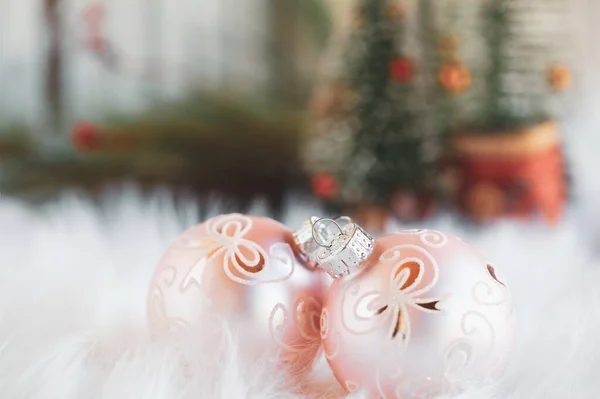 Dois Enfeites Natal Cor Rosa Num Tapete Branco Foco Seletivo — Fotografia de Stock