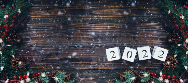 新年の2022木のカレンダーブロックバナー クリスマスツリーライト 松の枝 赤い冬の果実と雪 トップビュー 利用可能なコピースペース付きのフラットレイアウト — ストック写真